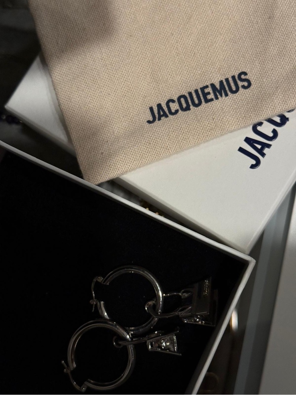 Jacquemus gold Chiquito hoop earrings with mini bag charm - Picture 6 of 8